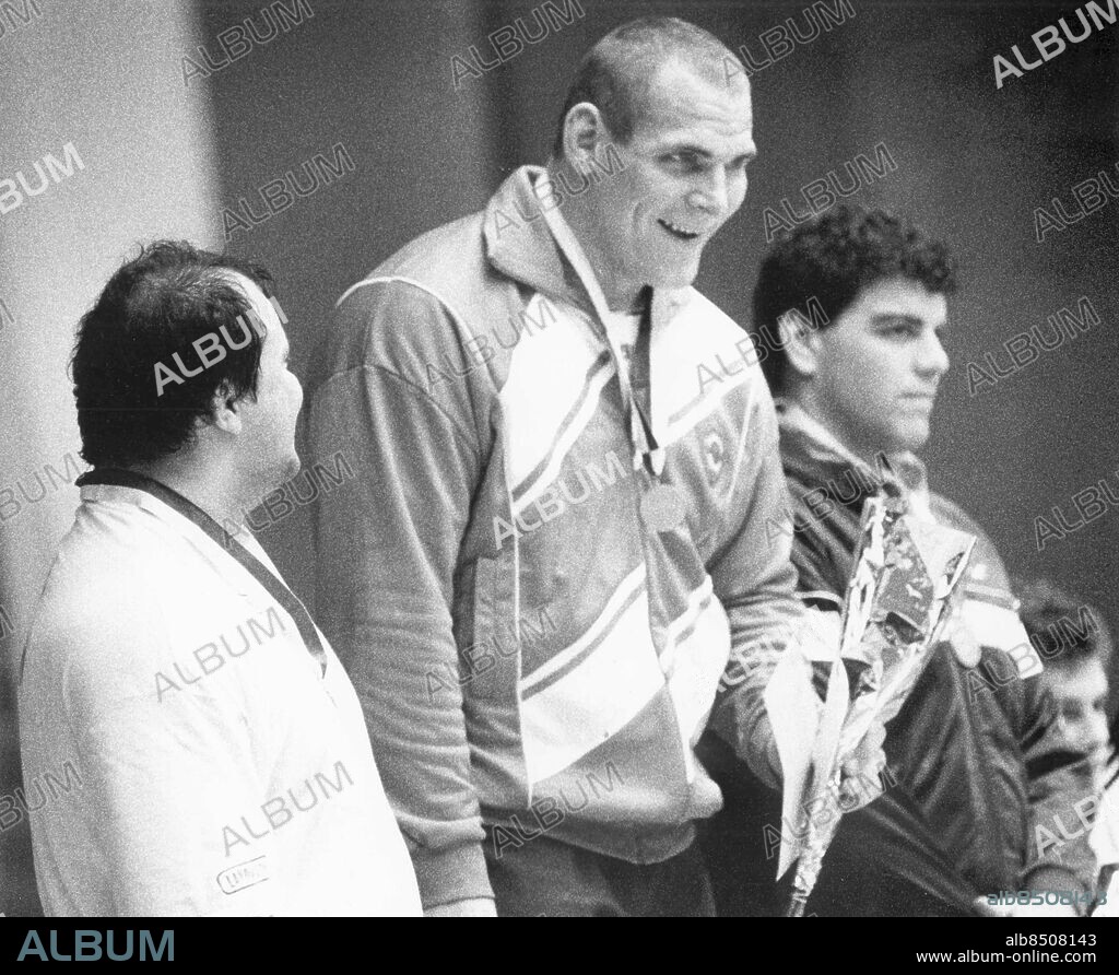 Göteborg 1986-12-10. Brottaren Alexander Karelin högst upp på prispallen och till vänster ses Thomas Johansson *** Local Caption *** GP Foto: Bengt Magnuzon. KAMERAREPORTAGE.
