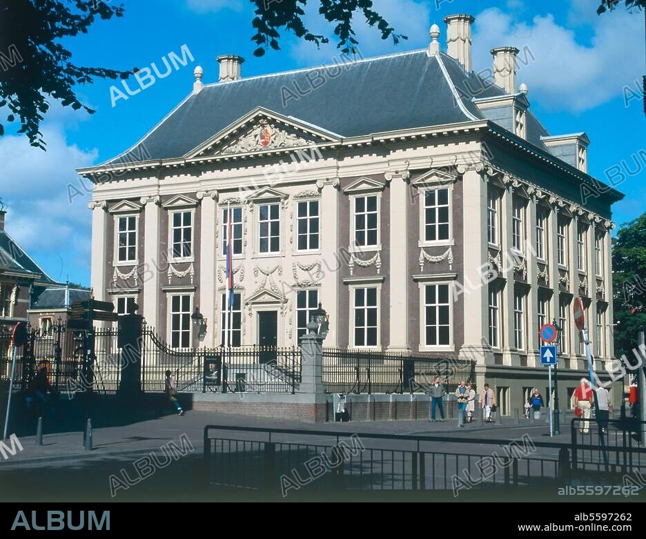 Den Haag (Netherlands), Mauritshuis. (1633-44 built under Johann Moritz von Nassau; architect J. von Campen u. P.Post). - Exterior view. Photo, undat.