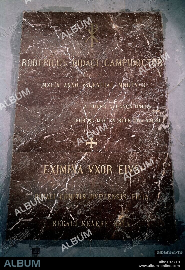 TUMBA DEL CID Y DE DOÑA JIMENA EN EL CRUCERO DE LA CATEDRAL DE BURGOS DONDE DESCANSAN DESDE EL AÑO 1921.