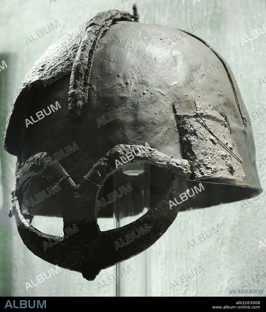 Casco completo de un jefe vikingo, encontrado en una granja de Gjermundbu, Noruega. Siglo X. Hierro. Museo de Historia (Historical Museum). Oslo. Noruega.
