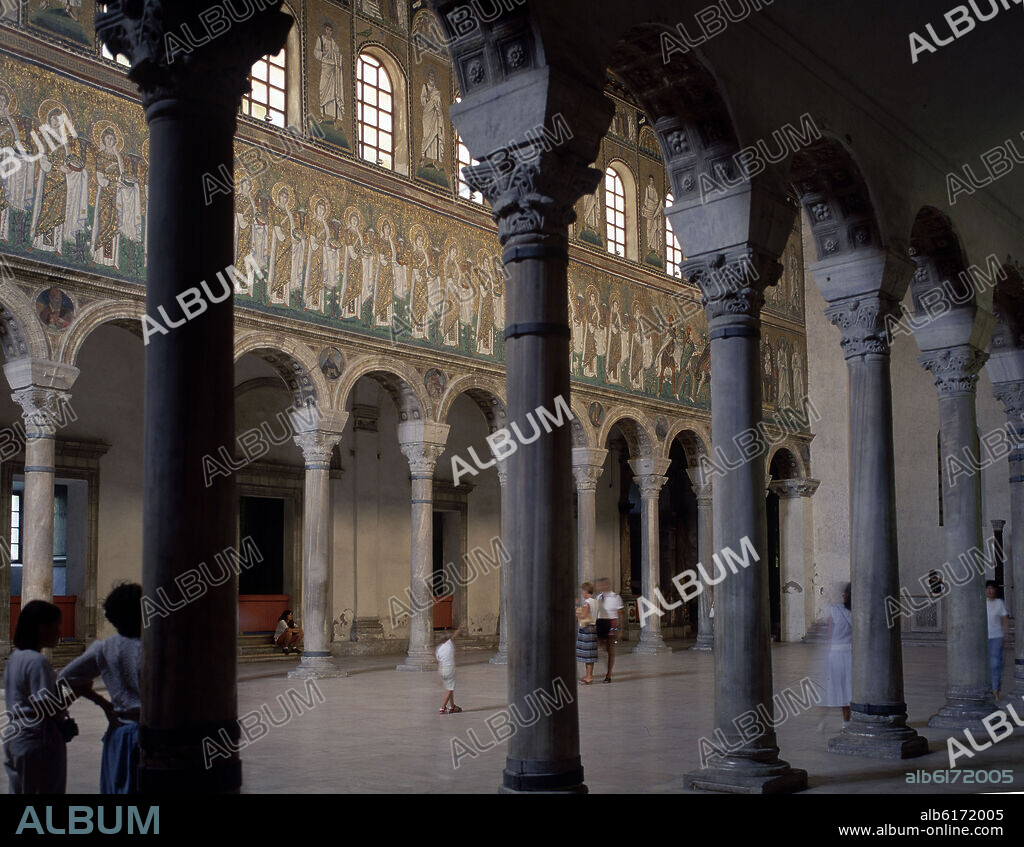 INTERIOR DE LA BASILICA DE SAN APOLINAR NUOVO - MOSAICOS PALEOCRISTIANOS - SIGLO VI.
