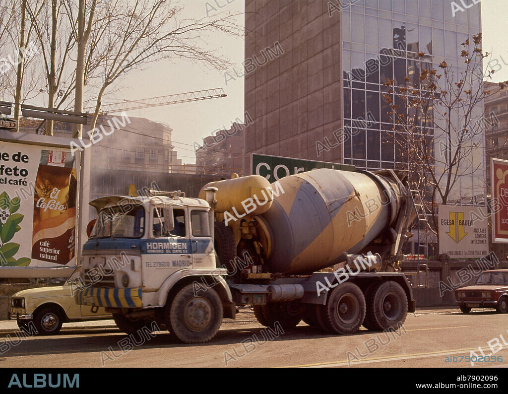 CAMION HORMIGONERA AÑOS 70 EN EL PASEO DE LA CASTELLANA 40.