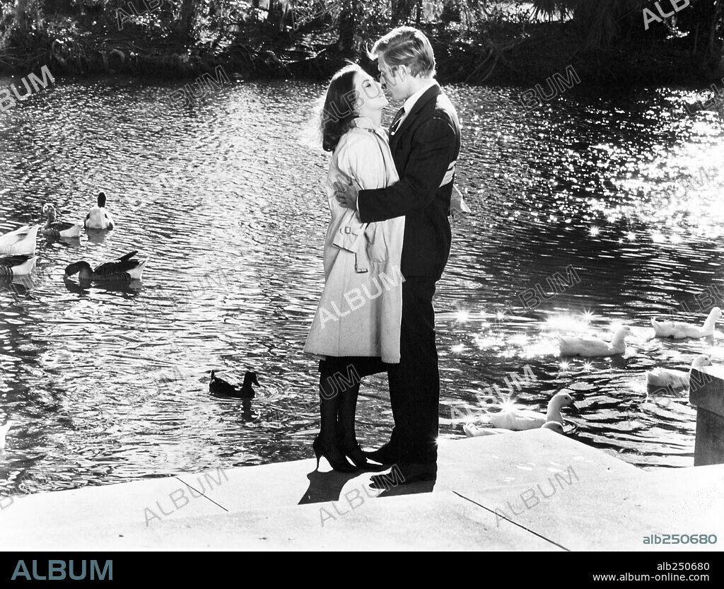 NATALIE WOOD y ROBERT REDFORD en PROPIEDAD CONDENADA, 1966 (THIS PROPERTY IS CONDEMNED), dirigida por SYDNEY POLLACK. Copyright PARAMOUNT/SEVEN ARTS/RAY STARK.