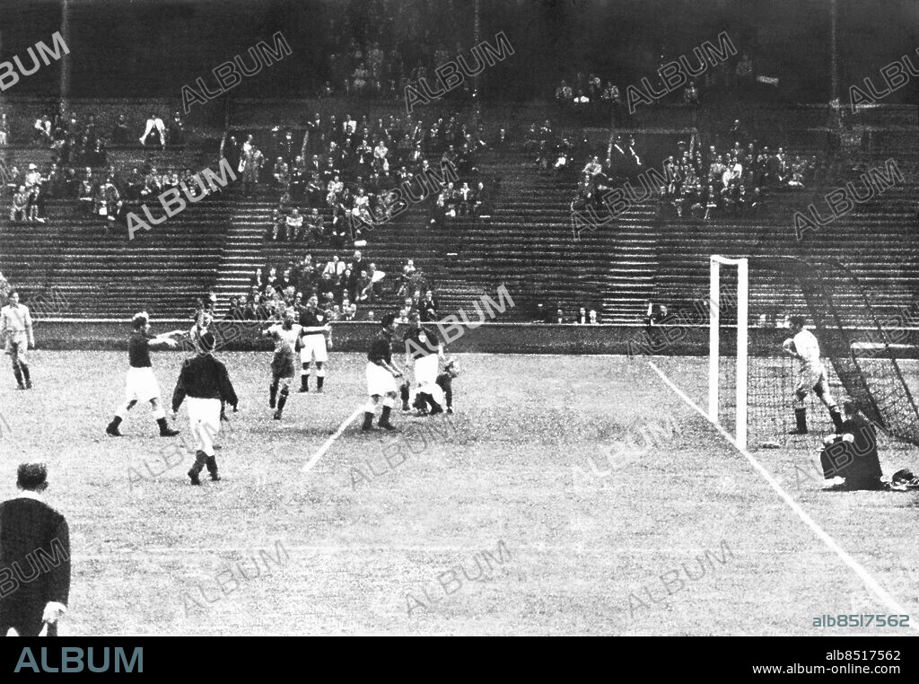 ARKIV 1948 . Sverige vinner med 4-2 mot Danmark i semifinalen vid OS i London 1948. Gunnar Nordahl springer in i motståndarnas målbur för att undvika en offside vid ett av de svenska målen.. Sweden beats Denmark in the semi final.. Foto: TT / Kod 1900.