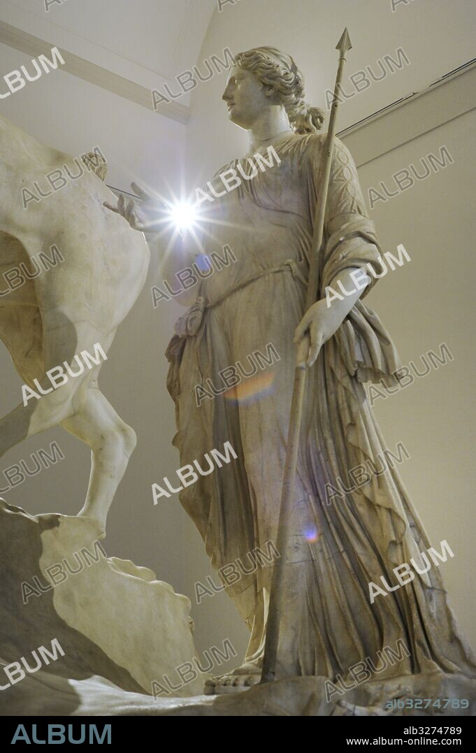 Toro Farnesio. La mayor escultura en bulto redondo de la antigüedad Clásica, obra de Apolonio de Atenas, 130 A. C. (Epoca Helénica). Representa el suplicio de Dirce. Hallada en las Termas de Caracalla, Roma. Versión romana tardía. Detalle de Antíope. Colección Farnese. Museo Arqueológico Nacional. Nápoles. Italia.