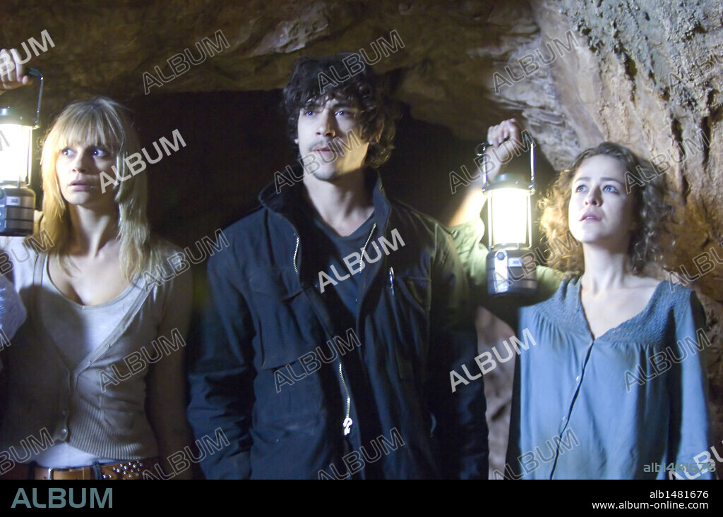 NORMA RUIZ, OSCAR JAENADA y SILVIA ABASCAL en HERENCIA VALDEMAR II: LA HERENCIA VALDEMAR II: LA SOMBRA PROHIBIDA, 2010, dirigida por JOSE LUIS ALEMAN. Copyright LA CRUZADA ENTERTAINMENT.