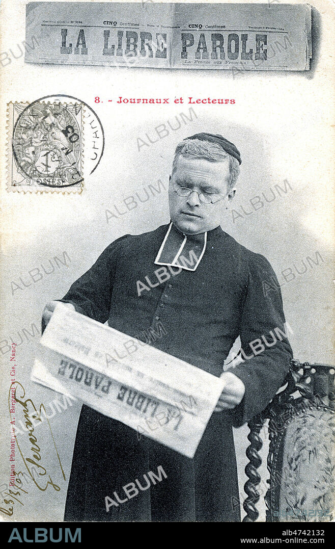 'Journaux et lecteurs n° 8, La libre parole'. Pretre lisant un journal. La Libre Parole etait un journal politique et antisemite français (Paris, 1892 - juin 1924) fonde en 1892 par le journaliste et polemiste Edouard Drumont. Photographie par Albert BERGERET (1859-1932) pour une carte postale ancienne de 1903. Credit : Jean Vigne / KHARBINE-TAPABOR.