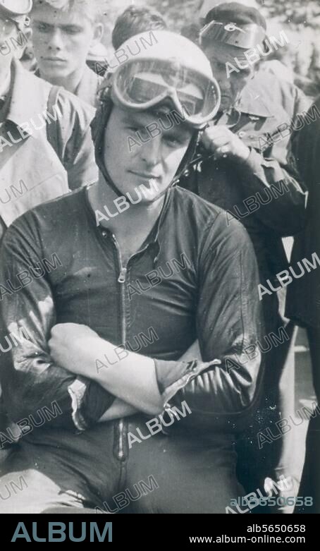 Zeller, Walter; motorcycle racer. International Championship on the Sachsenring racing course, Hohenstein-Ernstthal (Saxony, GDR) 1956: Walter Zeller on NSU at the start in the 500-ccm-class. Photo. From a photo album "Sachsenring 1956". Frankfurt on Main, private collection.
