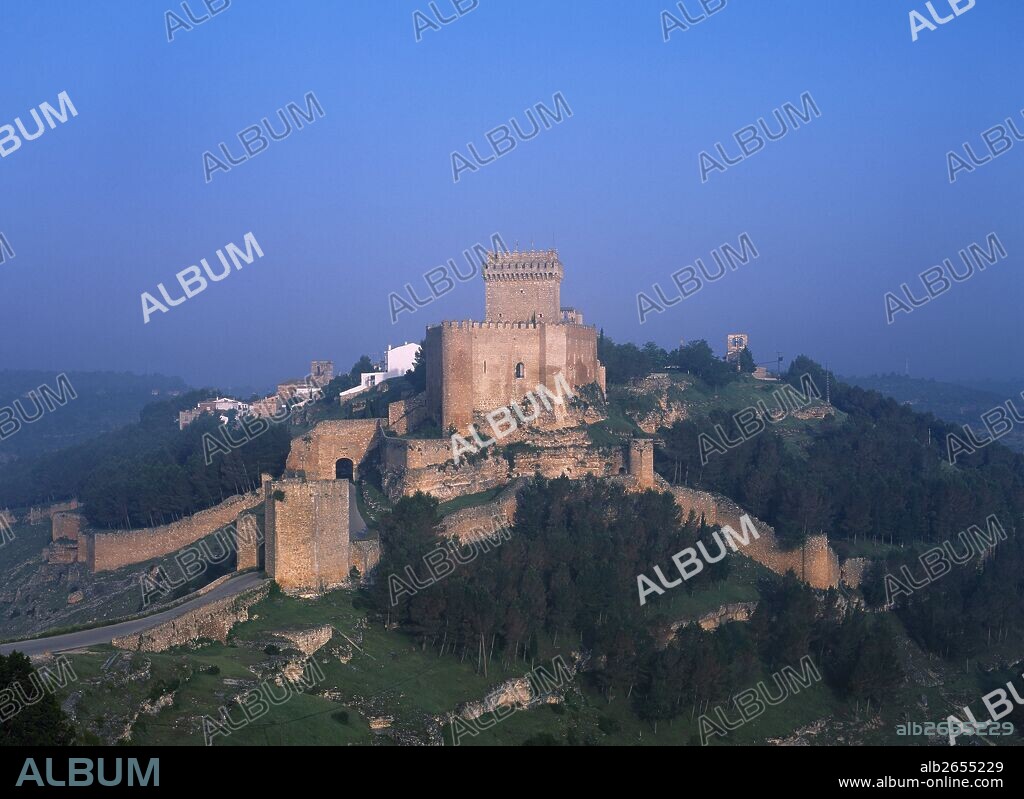 CASTILLA-LA MANCHA. ALARCON. Vista general del CASTILLO, de origen árabe y reconstruido bajo dominio cristiano. Destaca su torre del homenaje. Actualmente alberga el Parador Nacional de Turismo. Provincia de Cuenca. España.