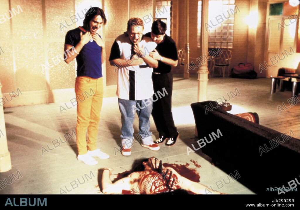 JORDI MOLLA, PEPON NIETO y ROBERTO CORRECHER en PERDONA BONITA, PERO LUCAS ME QUERIA A MI, 1997, dirigida por DUNIA AYASO y FELIX SABROSO. Copyright SOGETEL/CRISTAL P.C., S.A.