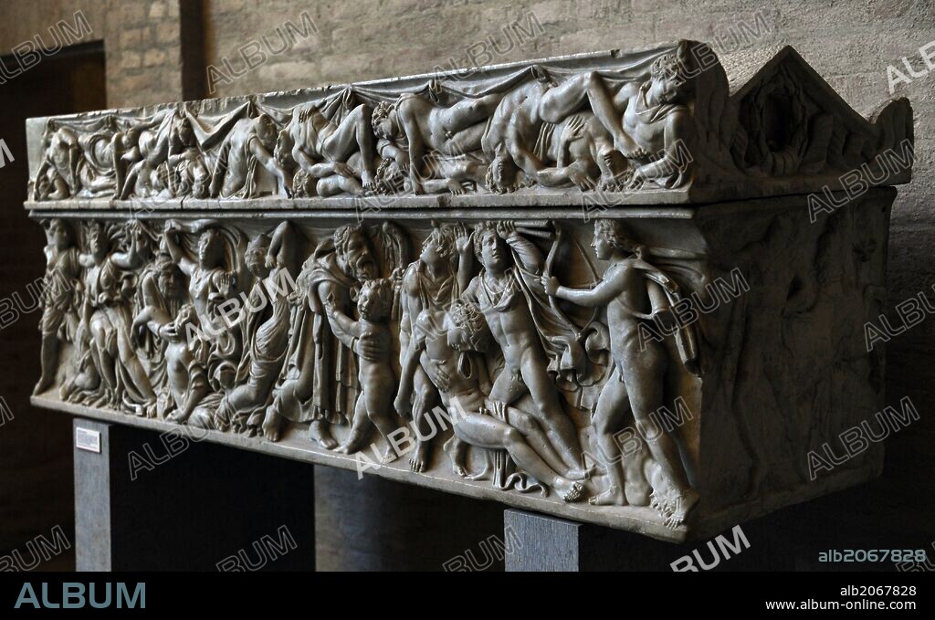 ARTE ROMANO. Sarcófago romano con la representación mitológica donde los hermanos Apolo y Artemis matan a toda la prole de Níobe, como venganza a las burlas a su madre Leto. Fechado hacia el 160 d. C. Glyptothek. Munich. Alemania. Europa.