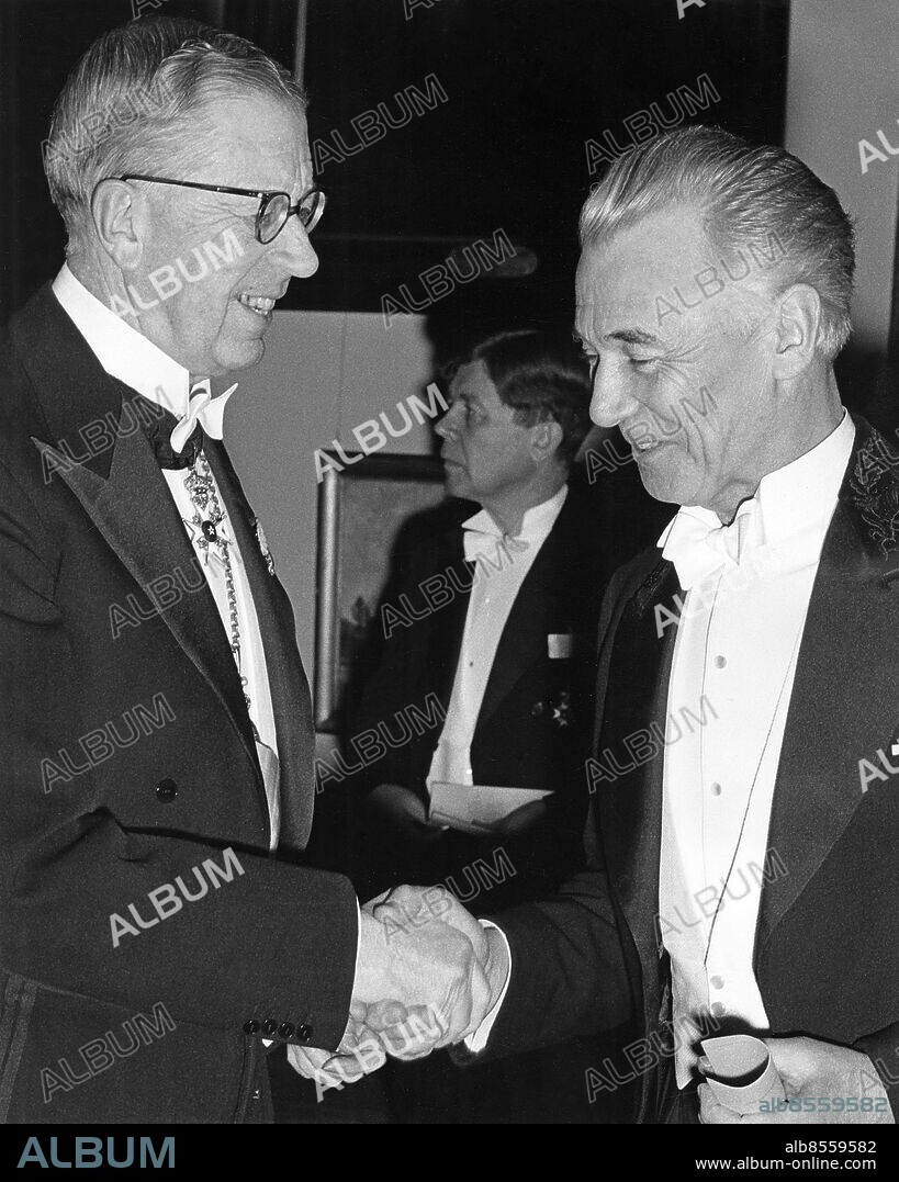 STOCKHOLM 1960-02-26. Kung Gustaf VI Adolf gratulerar konstnären Eric Grate till Sergelpriset. Priset instiftades 1945 av Konstakademien för att hedra minnet av Johan Tobias Sergel.. Foto: Olle Seijbold / DN / TT / Kod: 51. **SvD OUT**.