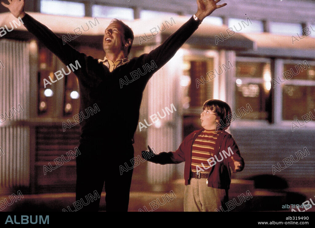 BRUCE WILLIS et SPENCER BRESLIN dans THE KID, 2000, réalisé par JON TURTELTAUB. Copyright WALT DISNEY PICTURES / MASI, FRANK.
