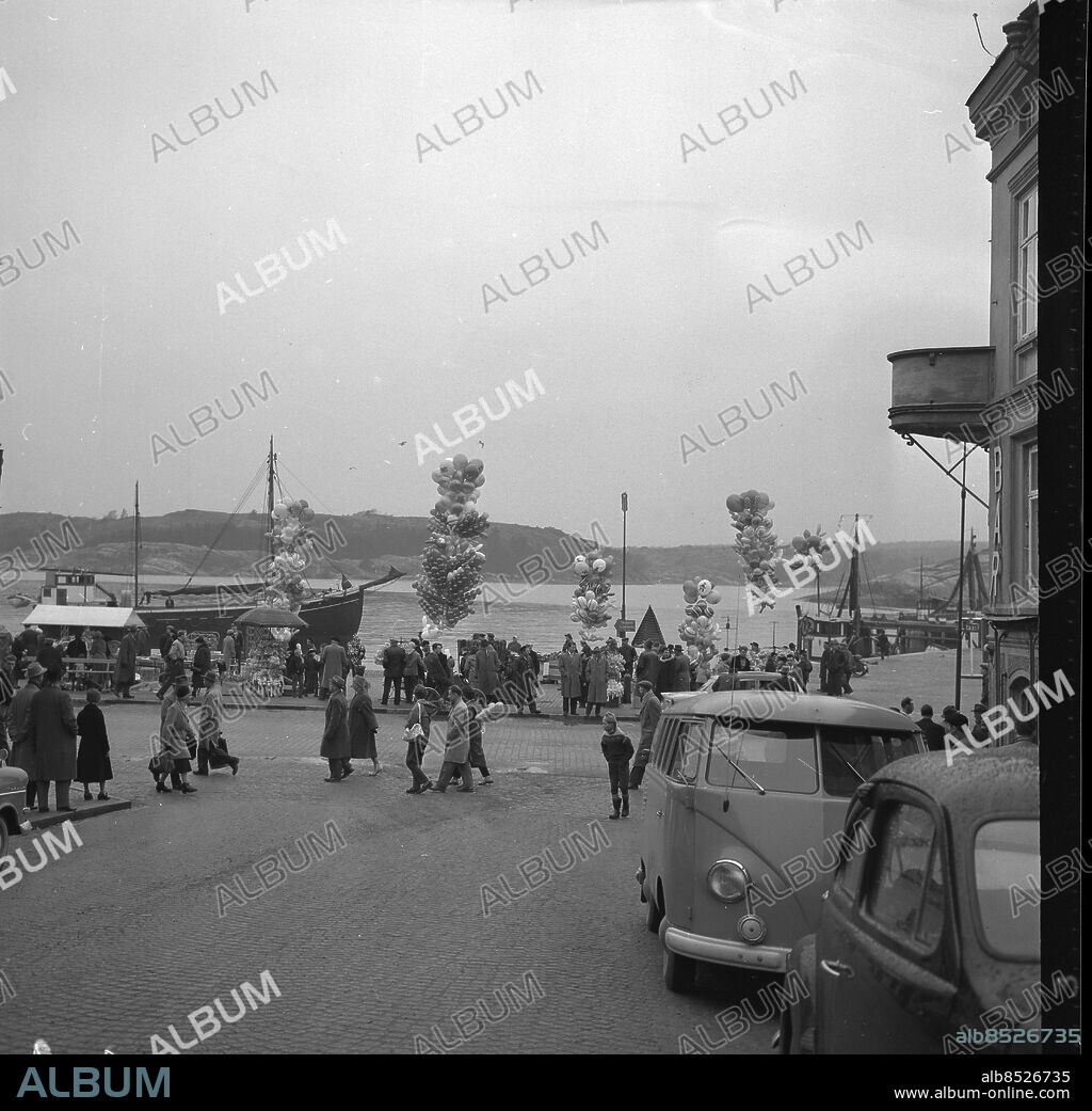 Strömstad mars 1959 - Skärtorsdag och staden invaderas av handlande norrmän *** Local Caption *** GP mar1959_1348. KAMERAREPORTAGE.