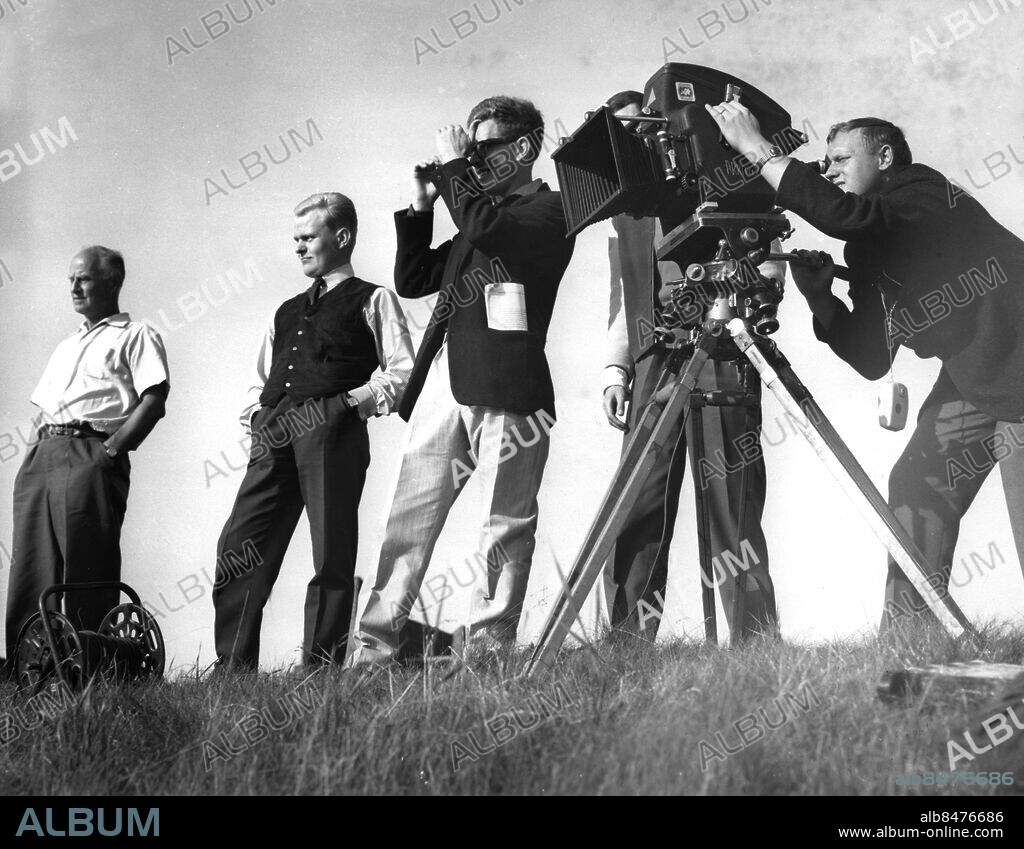 MALMÖ 1962-08.. Orig. bildtext... MALMÖFÖRFATTAREN BO WIDERBERG håller på att göra en ny film tillsammans med malmöfotografen Jan Troell, Barnvagnen. Den inspelas i Malmö och i någon mån i Köpenhamn. Huvudrollerna innehas av skådespelaren vid Göteborgs Stadsteater Tommy Berggren och Inger Taube, mannekäng som även spelat med i en film. Författaren-regissören Bo Widerberg har själv sökt upp Inger och då han frågade henne om hon ville spela med i hans film, slog hon genast till. Hon har en ovanlig humor, säger Widerberg. Producent är Europafilm. Utanför Malmö museum har Jan Troell ställt upp sin kamera och filmar efter Bo Widerbergs direktiv. Anm. Filmen Barnvagnen hade premiär 1963 Regissörer Kameror Filmkameror persons: Bo Widerberg ;Jan Troell sites: MALMÖ ;SVERIGE.
