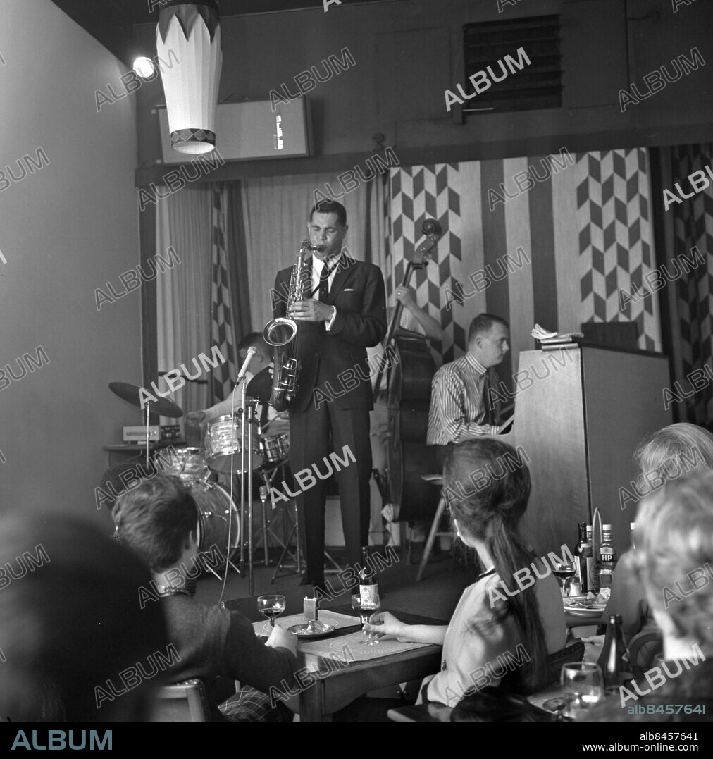Göteborg 1963-09-01 - Tenorsaxofonisten Dexter Gordon spelar på Don Pedro på Vallgatan - vid pianot sitter Sven-Eric Dahlberg och vid trummorna Karl-Axel Källner *** Local Caption *** GT . KAMERAREPORTAGE.