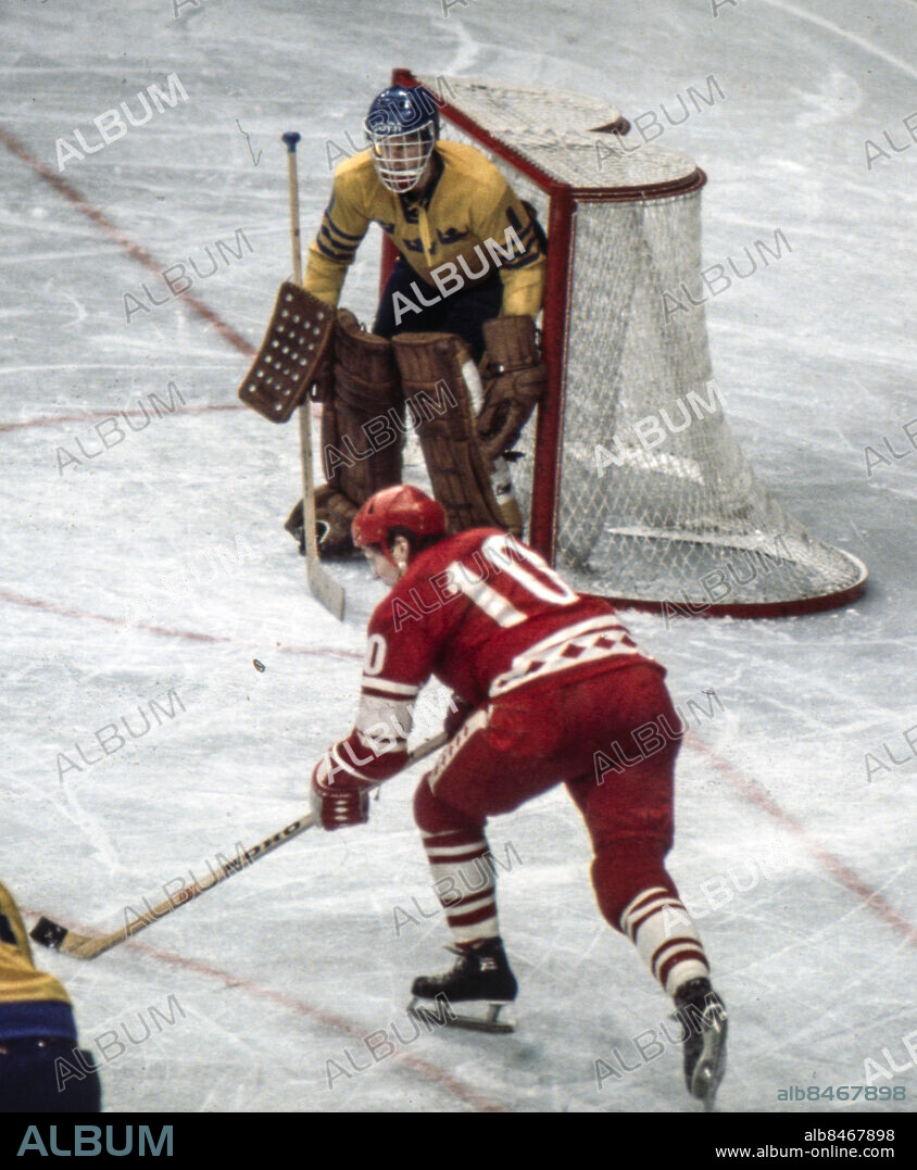 WIEN 1977-05-08. Tre Kronors målvakt Göran Högosta stoppar ett ryskt anfall av Aleksandr Maltsev i slutspelsrundan mellan Sovjetunionen och Tre Kronor i ishockey-VM i Wien 8:e maj 1977. Sverige vann matchen med 3-1 och slutade tvåa efter segrande Tjeckoslovakien.. Foto: Jan Collsiöö / TT / Kod: 1001.