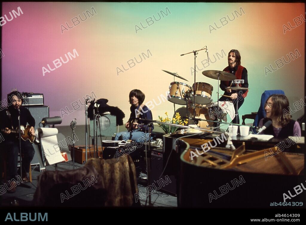 GEORGE HARRISON, JOHN LENNON, PAUL MCCARTNEY, RINGO STARR et THE BEATLES dans THE BEATLES: GET BACK, 2020, réalisé par PETER JACKSON. Copyright APPLE CORPS/POLYGRAN ENTERTAINMENT/WALT DISNEY PICTURES/WING.