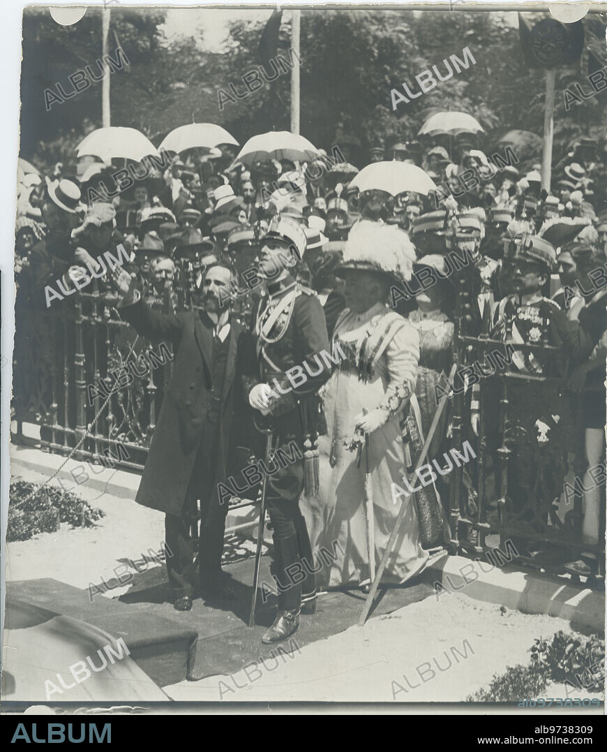 Segovia, 15/7/1910. Inauguración del monumento a Daoiz y Velarde. El escultor d. Aniceto Marinas, autor del monumento, dando detalles de la obra a S. M el Rey y a S.A. La infanta Dª Isabel.