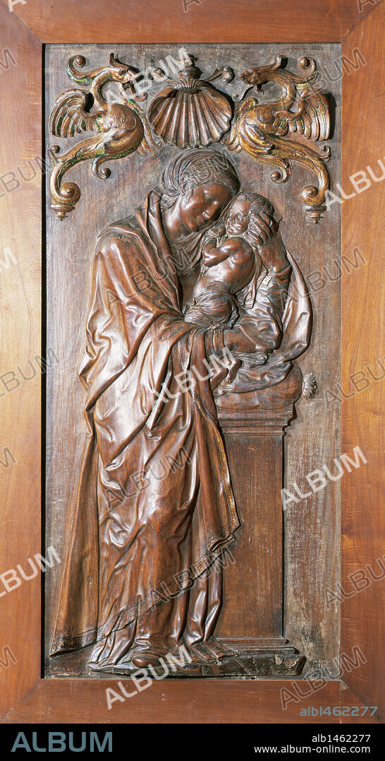 ARTE RENACIMIENTO. ESPAÑA. S. XVI. SILOE, Diego de (Burgos, 1495-Granada, 1563). Arquitecto y escultor español. "VIRGEN CON EL NIÑO EN BRAZOS". Tablero procedente de la silla prioral del coro del Monasterio de San Jerónimo (Granada). Museo de Bellas Artes. Granada. Andalucía.