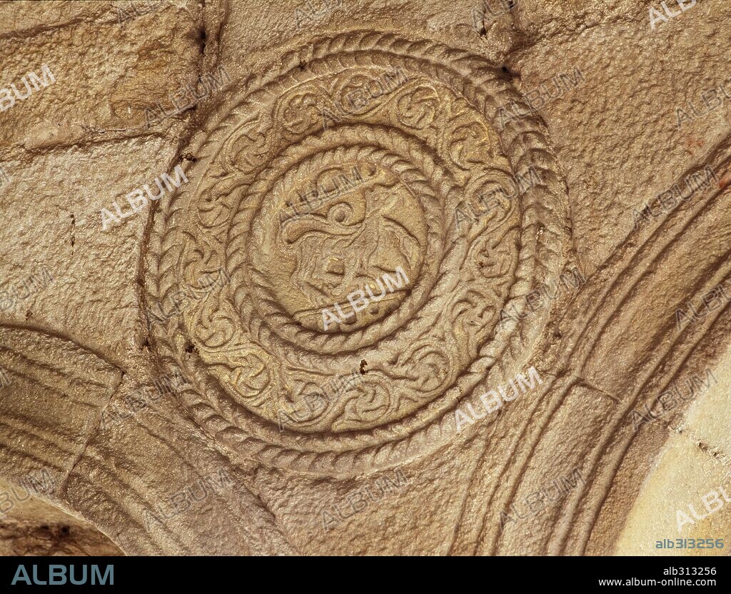 Santa María del Naranco, s.IX. Provincia de Asturias. Detalle de un medallón decorado con temática animalistica.