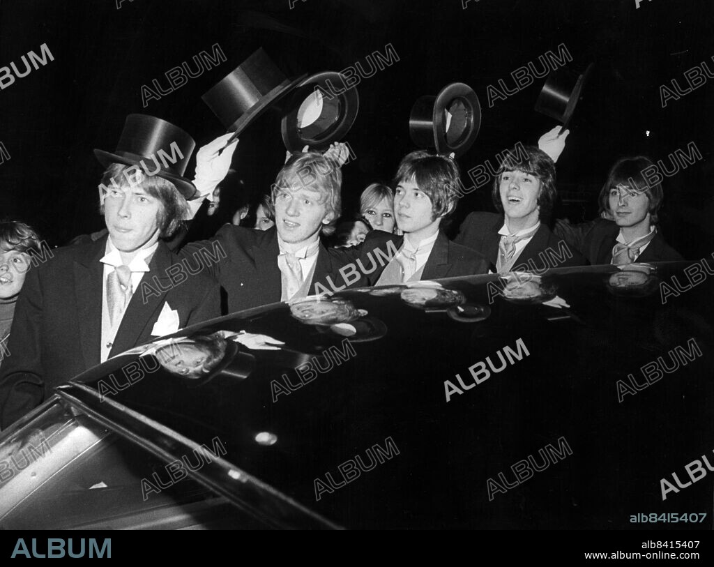 ARKIV -19661115 . Tages på avhoppade Freddie Skantzes bröllop, Från vänster Göran Lagerberg, Anders Töpel, Danne Larsson, Tommy Blom och Tommy Tausis, ny trumslagare efter Skantze. Foto: DEX Kod: 192 . COPYRIGHT SCANPIX SWEDEN.