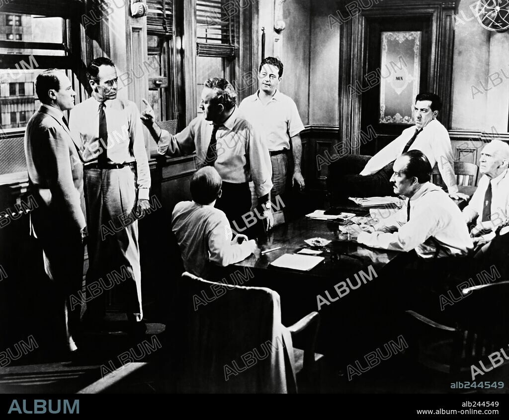 E. G. MARSHALL, HENRY FONDA, JACK KLUGMAN and LEE J. COBB in 12 ANGRY MEN, 1957, directed by SIDNEY LUMET. Copyright UNITED ARTISTS.