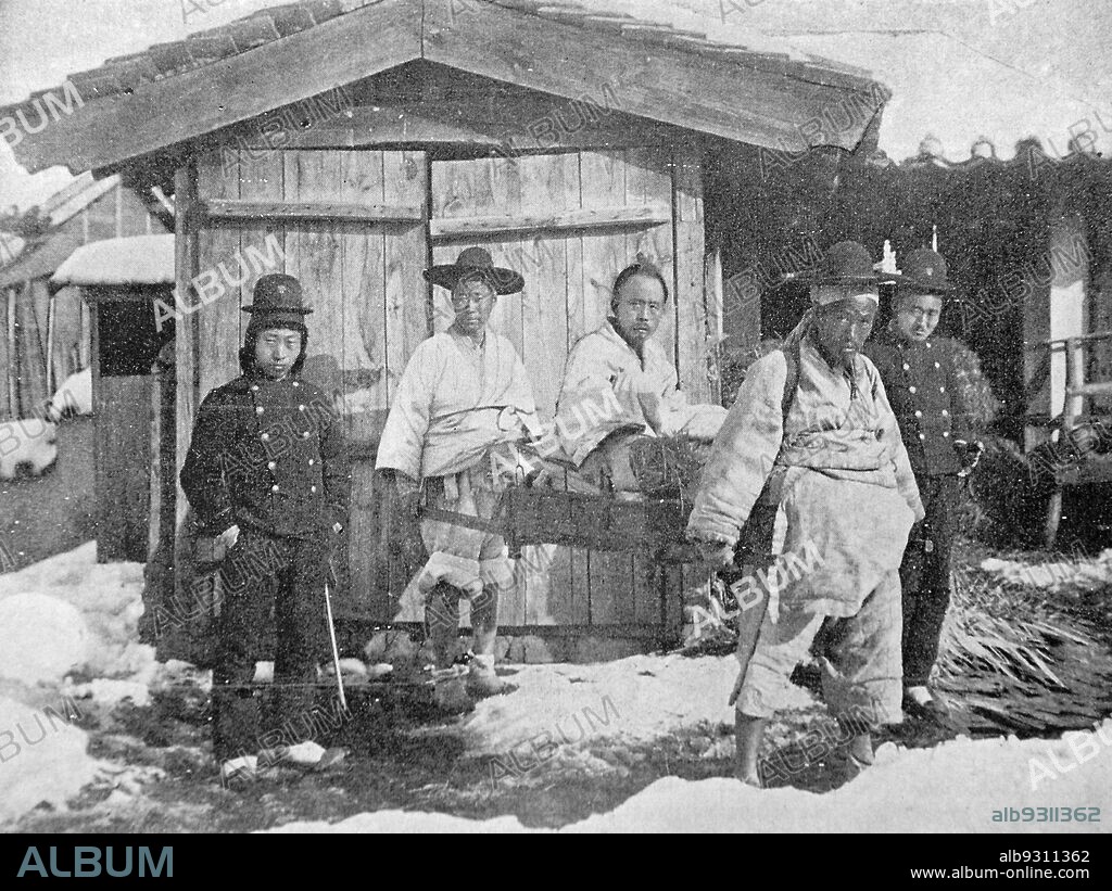 Korean Empire: Japanese magazine with the photo of Jeon Bong-Jun, 1895. A photo of Jeon Bong-joon being interrogated at the Japanese legation in Seoul was published in a Japanese magazine. Jeon Bong-jun, also called General Nokdu (green gram), gathered the people through the Donghak Peasant Movement and is a leader of the peasants who fought against the corrupt Joseon and Japanese forces.