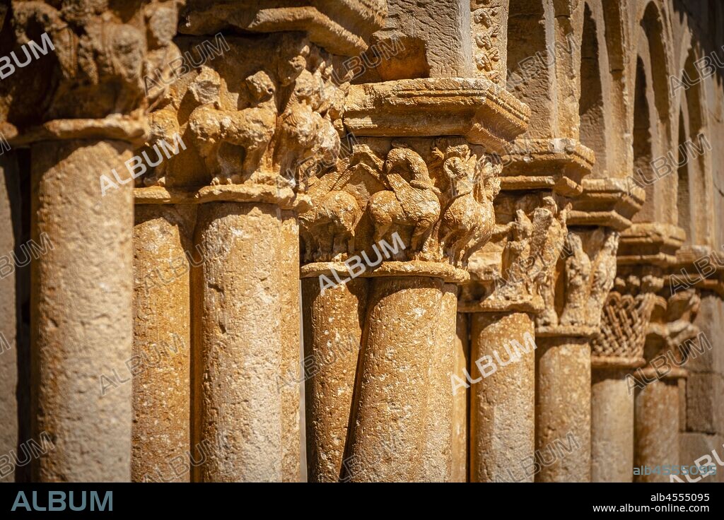 galería porticada, Iglesia de San Pedro Apóstol, Románico, siglo XII -declarada Monumento Histórico Artístico Nacional en 1935-, Caracena, Soria, comunidad autónoma de Castilla y León, Spain, Europe.