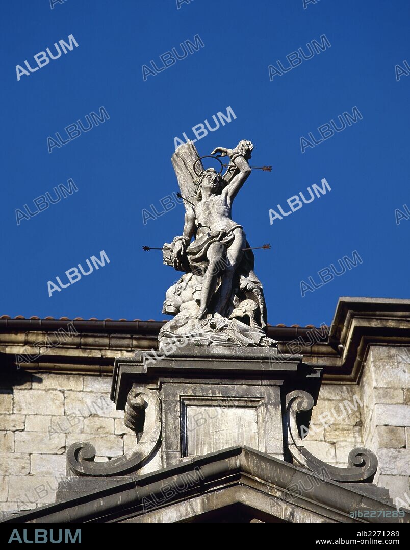 SAN SEBASTIAN. Escultura que corona la portada de la IGLESIA DE SAN SEBASTIAN DE SOREASU, edificio gótico, aunque con portada neoclásica de Ventura Rodríguez. AZPEITIA. Provincia de Guipúzcoa (Gipuzkoa). País Vasco.