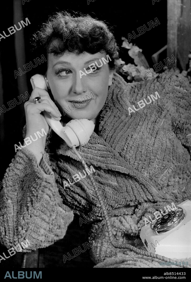 ©SCANPIX SWEDEN, 1950-05-21.. Sif Ruud i Den farliga gåvan, på Riksteatern i Hudiksvall.. Pratar i telefon i morgonrock.. Foto: Scanpix . Code: 20360.