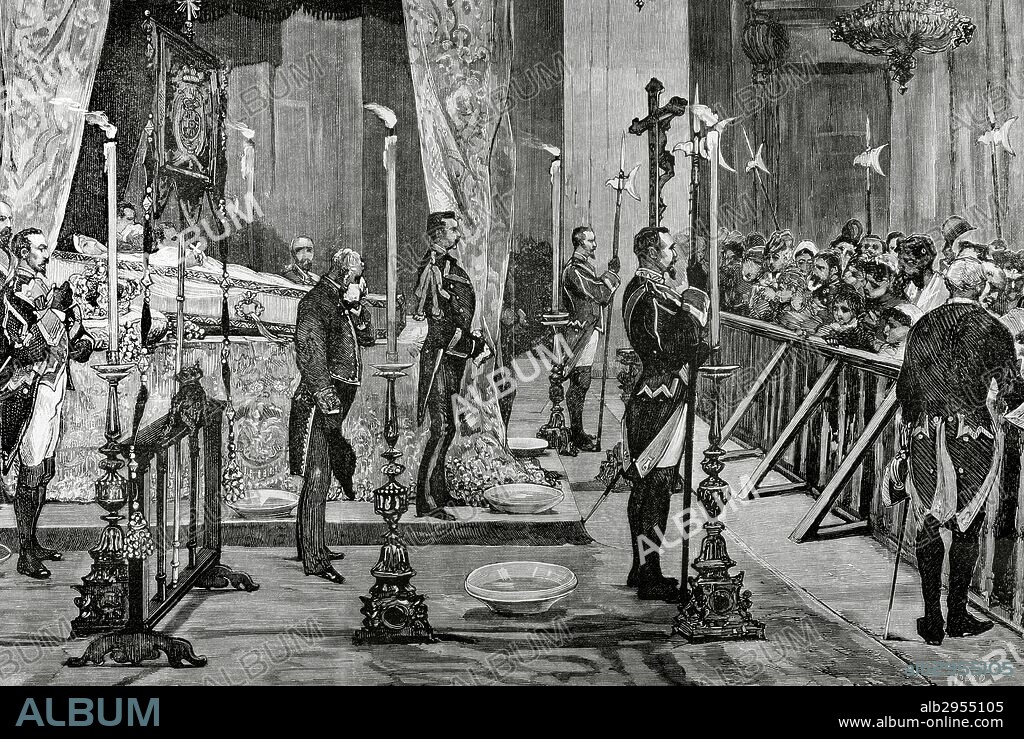 MERCEDES DE ORLEANS (Madrid, 1860-Madrid, 1878), Maria de las Mercedes de Borbón y Orleans. Reina de España (1878). Esposa de Alfonso XII. Murió pocos meses después de su boda a consecuencia de fiebres tifoideas. El cadaver de S. M. La Reina expuesto al público en el salón de columnas del Palacio Real, 27 junio 1878. Grabado por Rico. Historia de España.