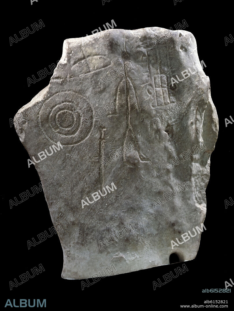 ESTELA FUNERARIA DE CARMONA-  EDAD DE LOS METALES- II MILENARIO   MUESTRA LAS ARMAS DEL GUERRERO.