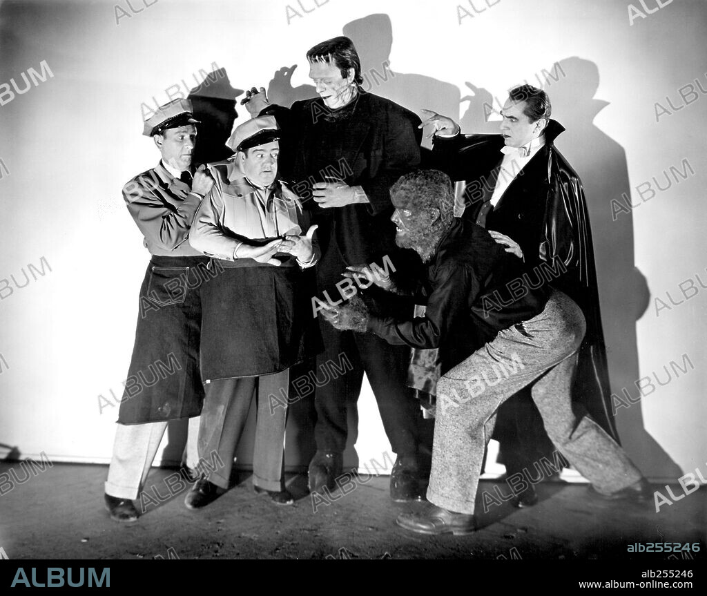 BELA LUGOSI, BUD ABBOTT, GLENN STRANGE, LON CHANEY JR. and LOU COSTELLO in ABBOTT AND COSTELLO MEET FRANKENSTEIN, 1948, directed by CHARLES BARTON. Copyright UNIVERSAL INTERNATIONAL.
