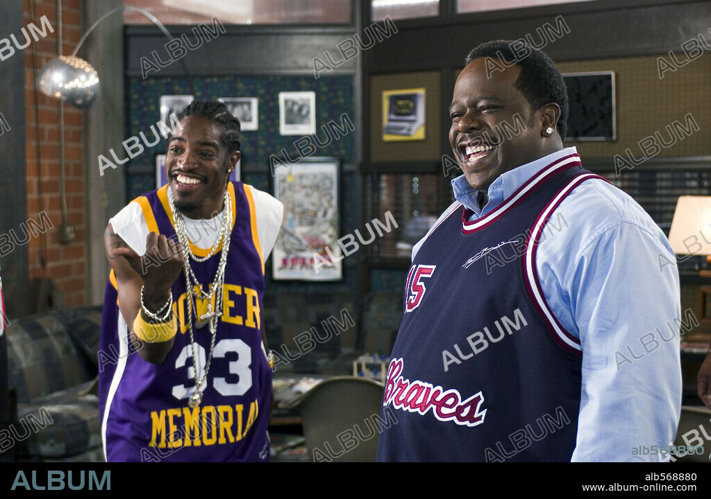 ANDRE 3000 and CEDRIC THE ENTERTAINER in BE COOL, 2005, directed by F. GARY GRAY. Copyright METRO GOLDWYN MAYER / PHILLIPS, RON.