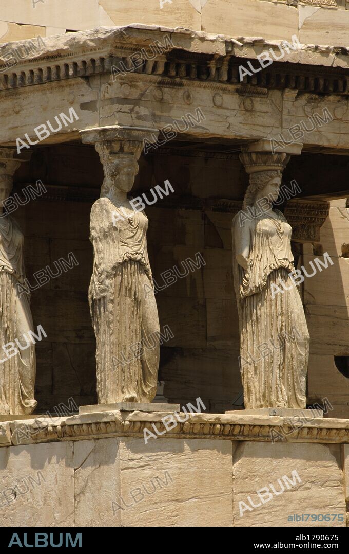 ARTE GRIEGO. S. V A. C. GRECIA. TEMPLO DE ATENEA POLIADA o ERECTEION. Templo jónico de planta irregular, reconstruido por Filocles en el año 421. Detalle de la galería sur o TRIBUNA DE LAS CARIATIDES (2 m. de altura). ACROPOLIS DE ATENAS.