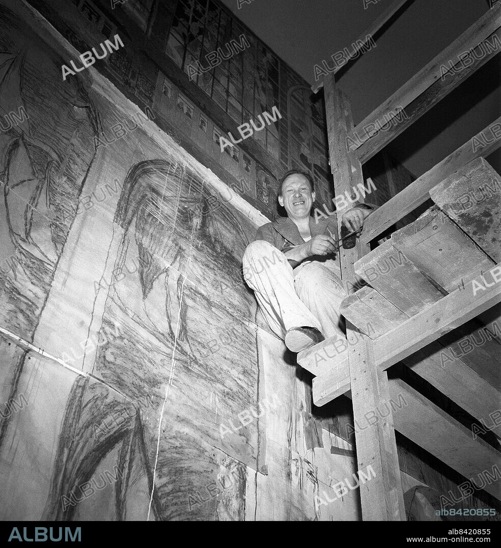 STOCKHOLM 1949. Konstnären Sven X-et Erixson (1899-1970) arbetar i sin ateljé.. Foto: TT Historical / kod 1900.