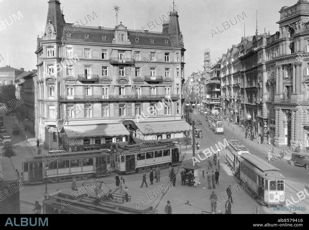 STOCKHOLM 1929.. Stureplan med spårvagnar och gamla Anglais.. Foto: Text & Bilder / SVT / Kod: 5600. Mapp: Stockholm Gator & öppna platser Km-Sl G200e2. Stadsbilder Exteriör Fasader.