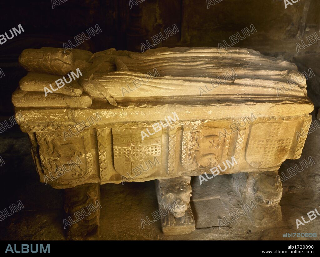 ARTE GOTICO. ESPAÑA. Sepulcro de la reina Doña MENCIA LOPEZ DE HARO, de estilo gótico (s. XIII) y ornamentado con los blasones de las casas de Portugal y de los López de Haro. Capilla del MONASTERIO DE SANTA MARIA LA REAL. NAJERA. Comarca de La Rioja Alta. La Rioja.