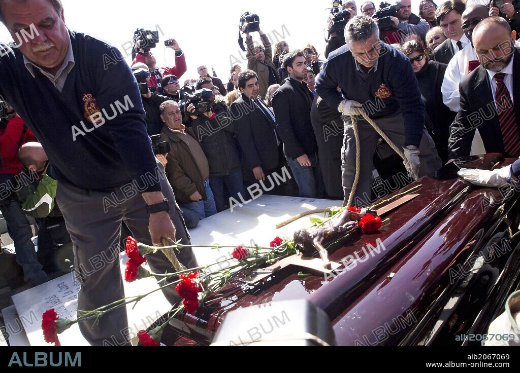April 9, 2013 - Madrid, Spain - The casket is lowered into the ground during the funeral for Spanish singer and actress SARA MONTIEL. She was best known for in the U.S. for her roles in 'Vera Cruz' (1955) with Gary Cooper and Burt Lancaster and 'Run of the Arrow' (1957) with Rod Steiger. The 85-year old died Monday in her home in Madrid. 09/04/2013