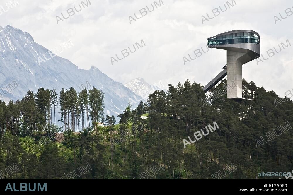 Innsbruck (Tirol, Österreich), Bergisel, Bergisel-Schanze (Skisprungschanze; Neubau 2002-2002; Arch.: Zaha Hadid).-Blick auf den Sprungturm.-Foto, 2009.