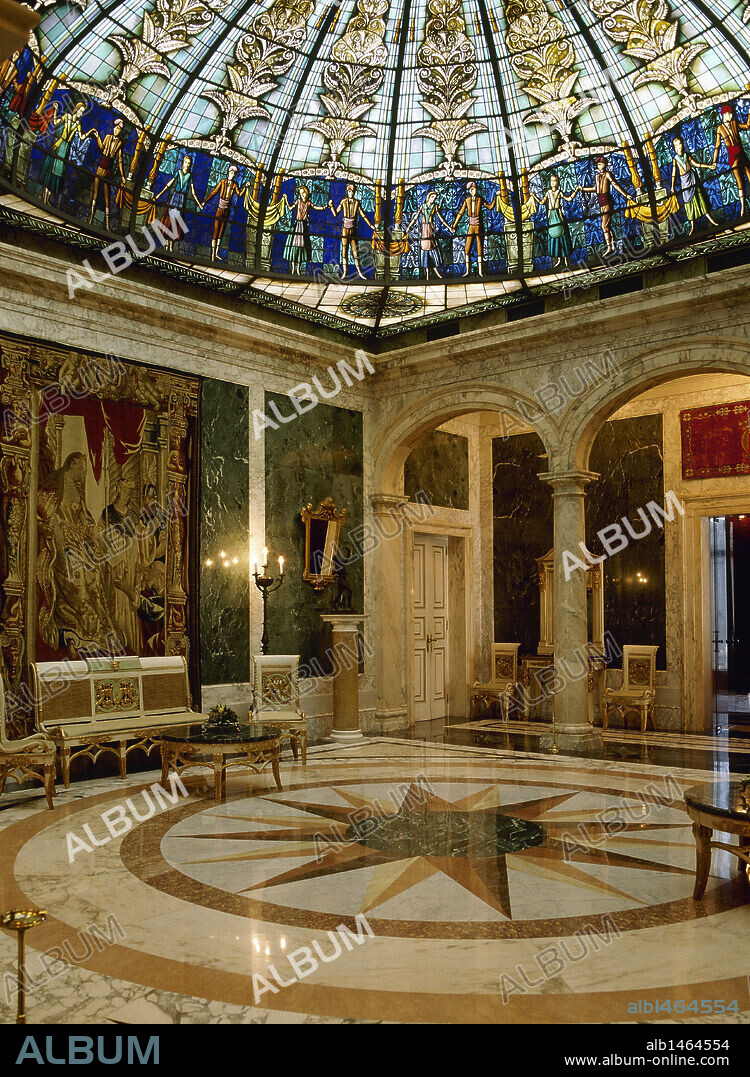 ARTE SIGLO XX. ESPAÑA. PALACETE ALBENIZ. Antiguo pabellón real construído en 1929 para hospedar visitantes ilustres. Vista general de una de las salas, decorada con mármol y una cúpula de vidrieras de cristal. BARCELONA. Cataluña.