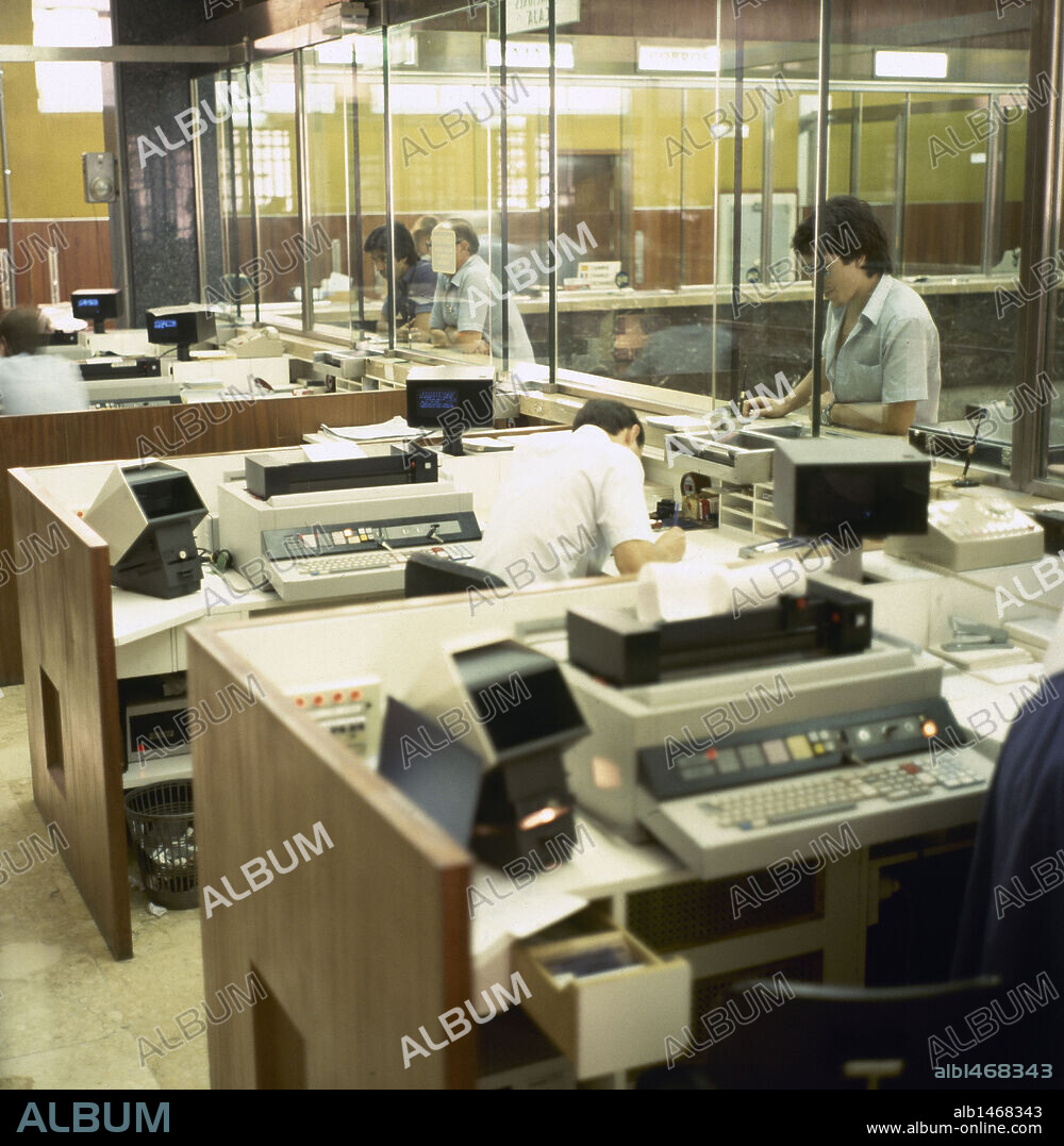 HISTORIA DE ESPAÑA. DECADA DE LOS AÑOS 80. BANCA ESPAÑOLA. Oficina de una entidad bancaria, en la que destacan las terminales de TELEPROCESO (año 1981). MALLORCA. Islas Baleares. España.