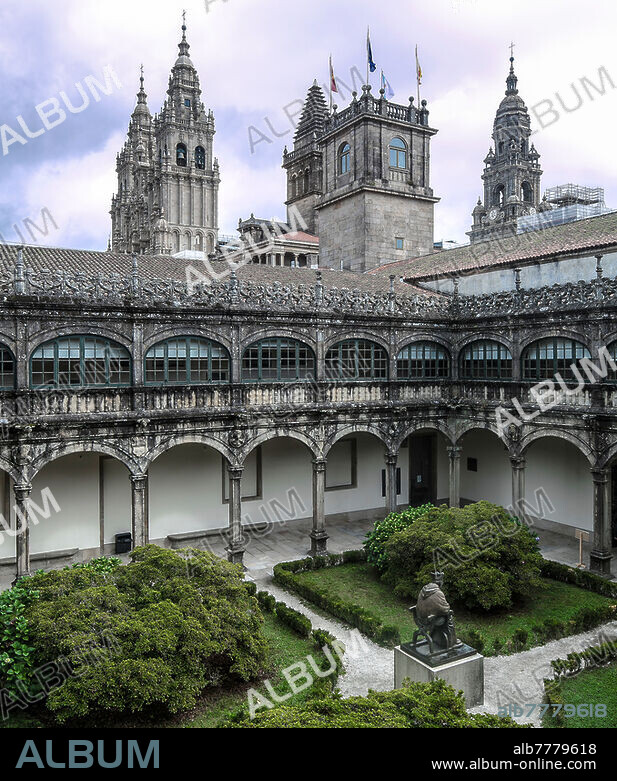 Spanien Santiago di Compostela 0487 Colegio Mayor de Fonseca erbaut 1532-44  heute zur Universität gehörig zweigeschossiger Kreuzgang darüber Türme der Kathedrale.