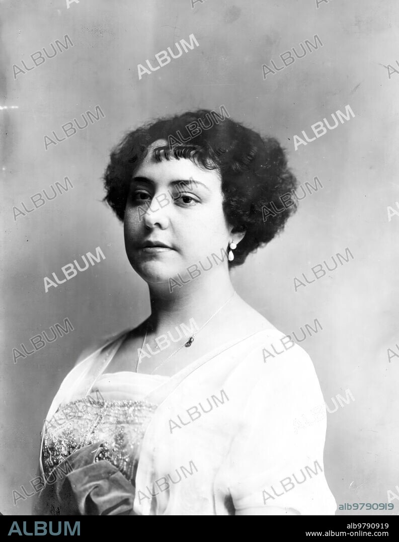March 1915. Lara's notable first actress Mercedes Pardo, who celebrated her benefit last night.