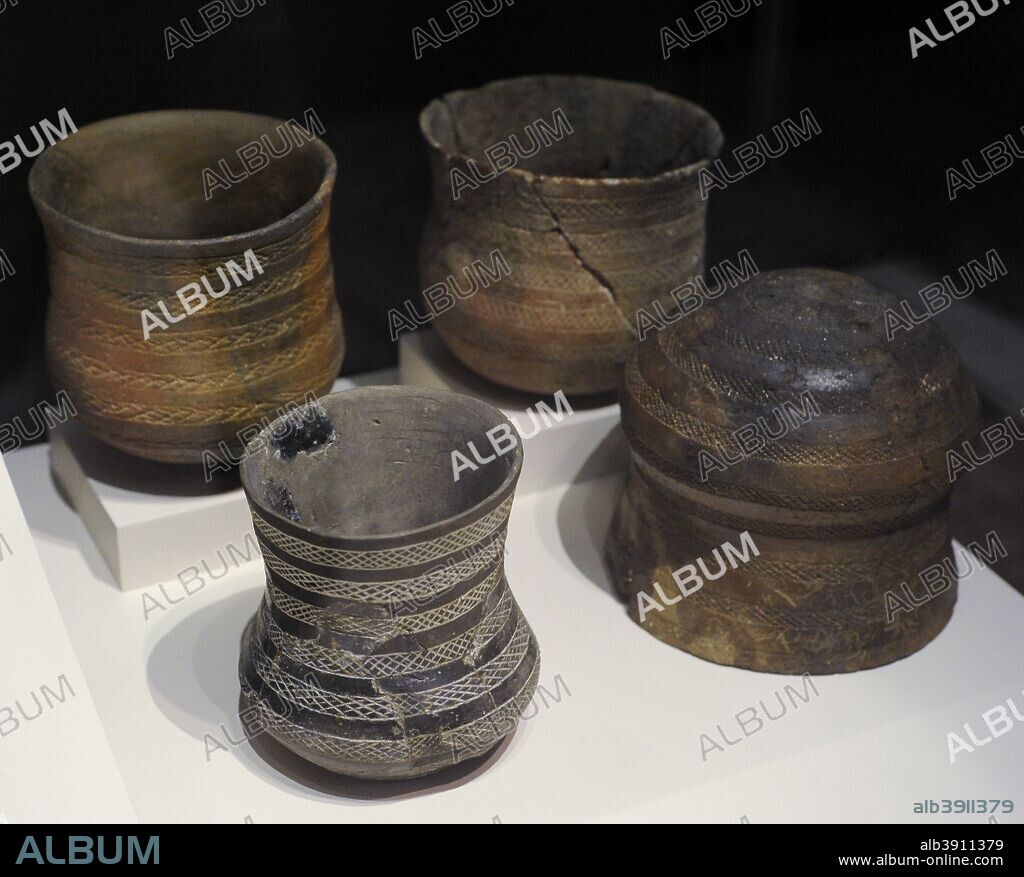 Vasos campaniformes. Calcolítico Final. De izquierda a derecha y de atrás hacia adelante: Loma de Belmonte (Mójacar, provincia de Almeria), Los Millares (Santa Fe de Mondújar, provincia de Almería) y Llano de la Atalaya (Purchena, provincia de Almería). Museo Arqueológico Nacional. Madrid. España.