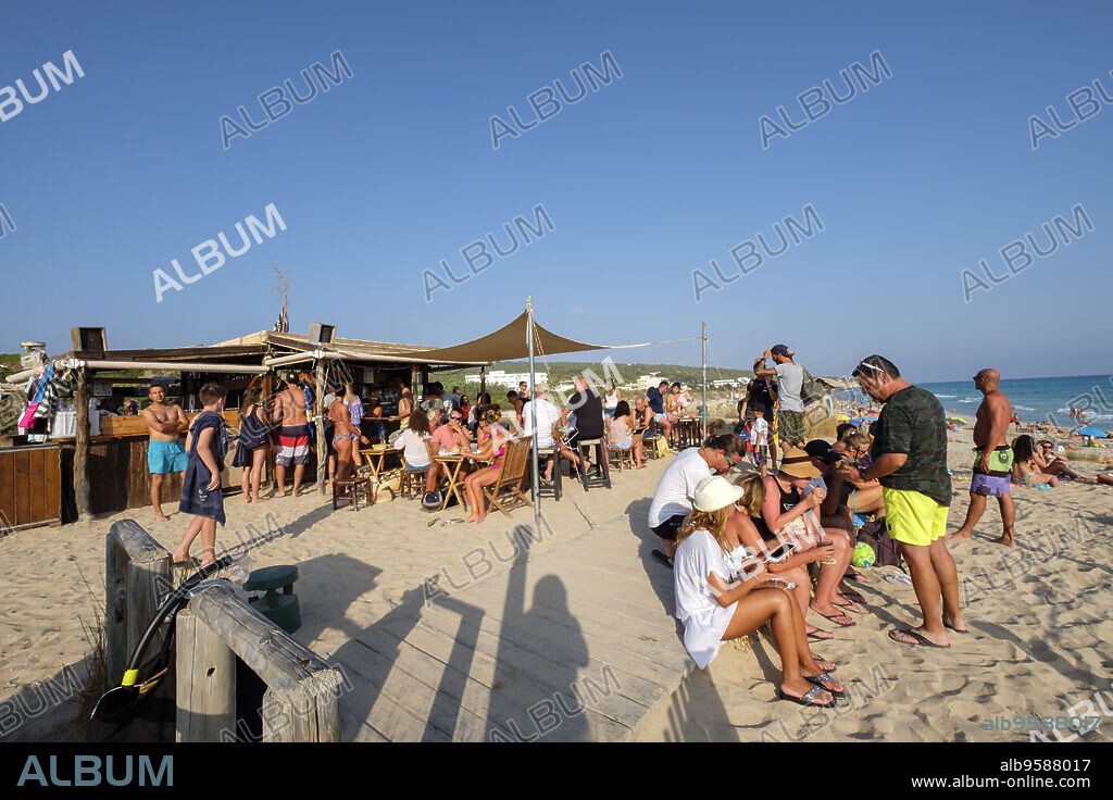 El Pirata Bus, playa de Migjorn, Formentera, balearic islands, Spain.