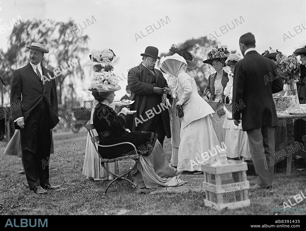HARRIS & EWING. Archibald Willingham Butt, Military Aide To President Taft - Garden Fete with President And Mrs. Taft, 1912. [Butt (left) with US president William Howard Taft and First Lady Helen Herron Taft].
