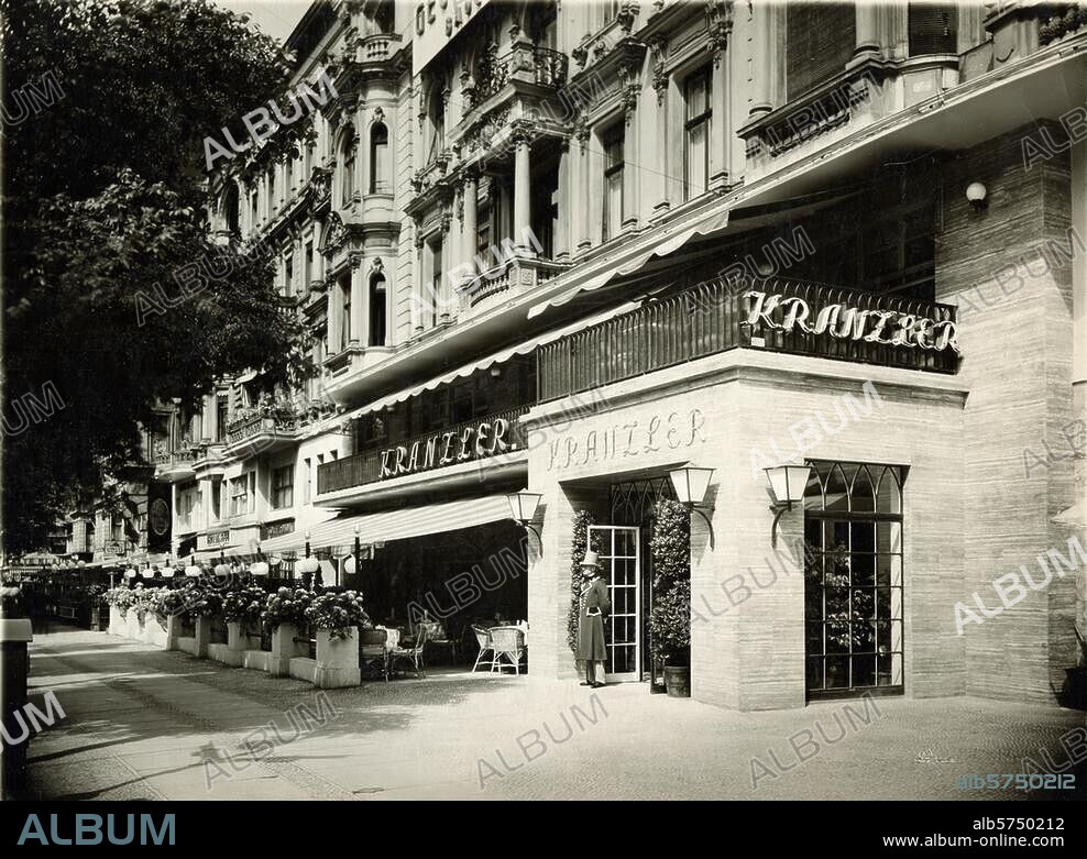 Berlin-Charlottenburg, Café Kranzler, Kurfürstendamm 18-19 /. Ecke Joachimstaler Straße. (1932 eröffnet, im April 1945 zerstört; Neubau 1955-58; Arch.: Hanns Dustmann). Außenansicht. Foto, 1933.