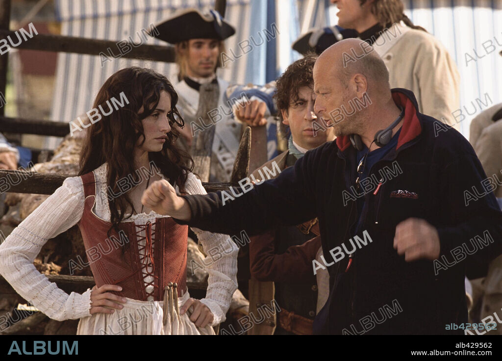 GERARD KRAWCZYK y PENELOPE CRUZ en FANFAN LA TULIPE, 2003, dirigida por GERARD KRAWCZYK. Copyright CENTRE NATIONAL DE LA CINEMATOGRAPHIE/EUROPA CORP.